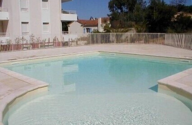 Nice and air conditioned apartment last floor and sea view in a residence with swimming-pool.