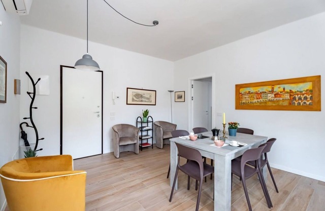 Nice and modern apartment of 50sqm located on the ground floor (steps to access), can comfortably accommodate up to 2 people.The accommodation is located in a residential and quiet area, just steps from the wonderful Church of San Zeno, Piazza Bra and th