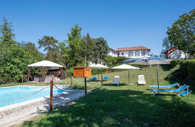 Nice apartment in villa for 6 people with WIFI, pool, A/C, terrace, pets allowed and parking