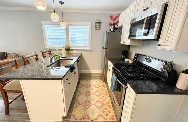 Nice Apartment next to Christmas Story House