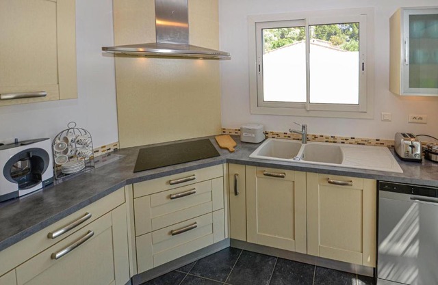 Nice home in Ceyreste with 5 Bedrooms, Jacuzzi and Outdoor swimming pool