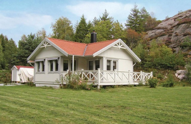 Nice home in Hjälteby
