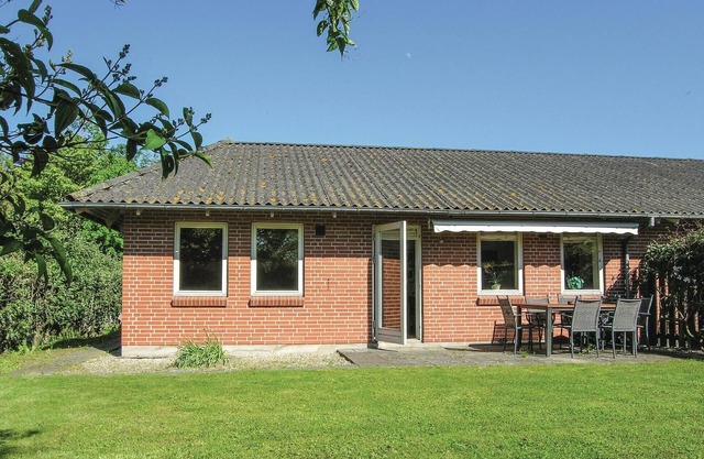 Nice home in Humble with kitchen