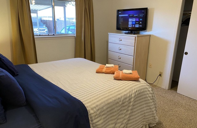 Nice Townhouse 2 Bedrooms, Great Beds! Clean & Comfy! HDTVs, Central Location!