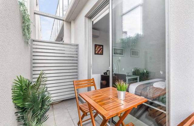 Nicholsons Nest Balcony Studio in Vibrant Fitzroy