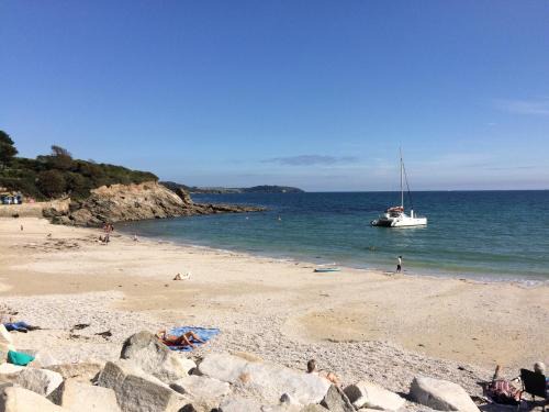 No.48 Falmouth - 10 minutes walk to the beach