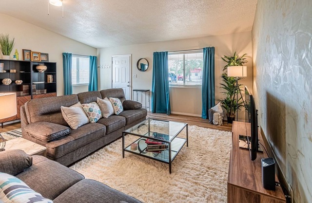 Nob Hill Oasis A - 2 bed 1 bath - Gorgeous Apt In Great Location!