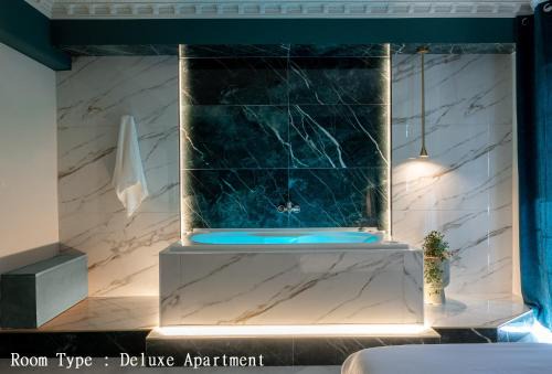 Noho Acropolis Suites x Elise , Olivia