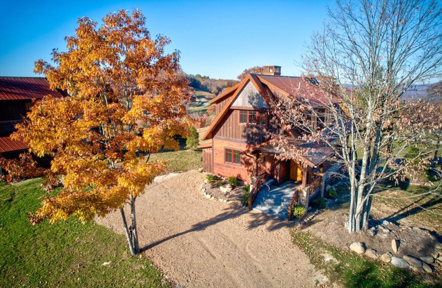 Northern Exposure at Eagles Nest - Views! Covered porch, walk to the Winery and Sportsmans Lodge!