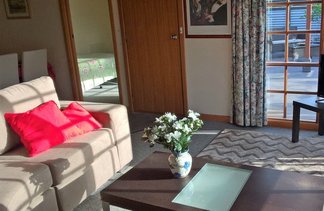 nPeaceful beach retreat, close eateries & IGA store 30 min scenic drive Hobart