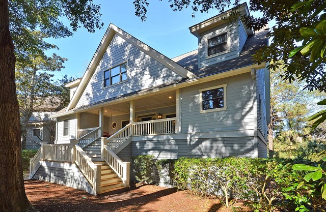 nSleep10 minutes from the beach community pool, golf