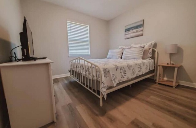 nSpacious 2Bed 1 Bath Unit Near OWA and Beach