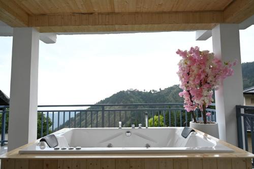 Nuri By The Hills Mountain Retreat with Jacuzzi