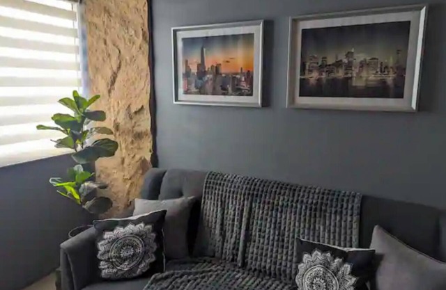 NYC Vibes! 1-BR Condo in BGC with Pool, AC, Hi-Speed WiFi, Netflix! Sleeps 2-3