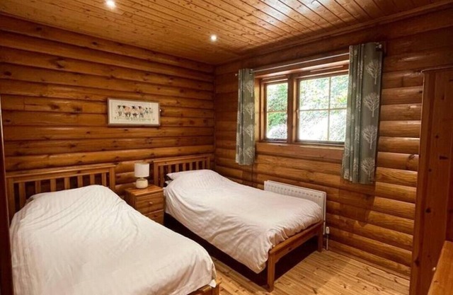 'oak' Log Cabin With hot tub