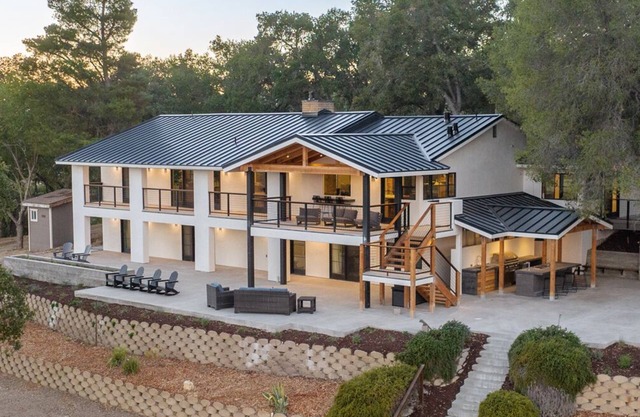 Oak & Vine Vineyard Estate - Stunning Vineyard Views!