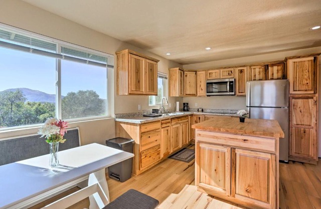 Oakhurst Duplex about 13 Mi to Yosemite National Park!