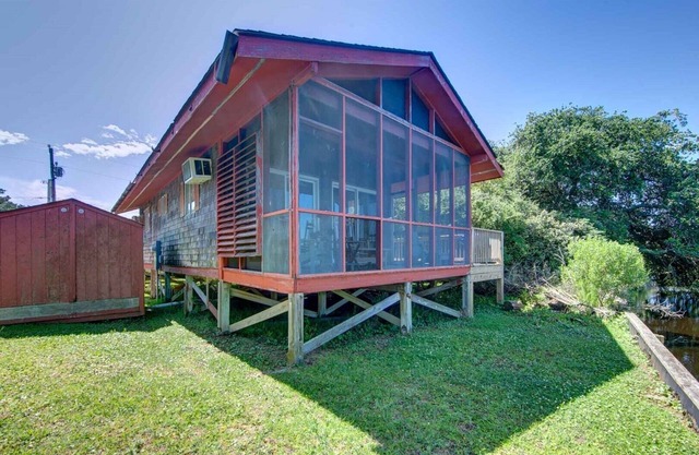 Oar house is a cozy cottage located near Springer's Point Nature Preserve.