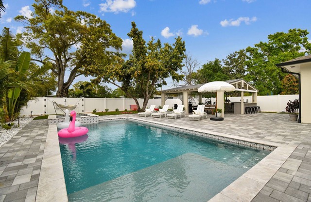 Oasis Group Retreat, Pool, Hot Tub, Outdoor Fun for Up to 16 Guests