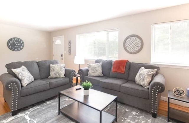 ★Oasis in the Suburbs★ ✅4 BDRM ⚡WiFi ❤️Long Stays!