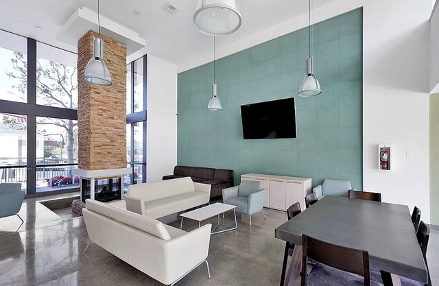 Oasis on PCH - Walk to VA Hospital or CSULB in Long Beach!