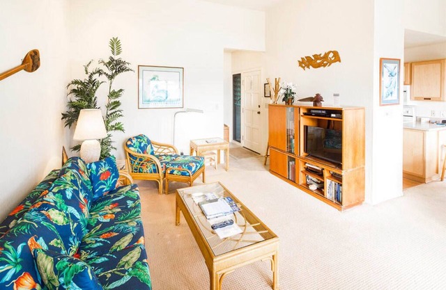 Ocean Edge Bliss w/Island Decor, Kitchen Ease, Lanai, Flat Screen, WiFi–Kaha Lani 327