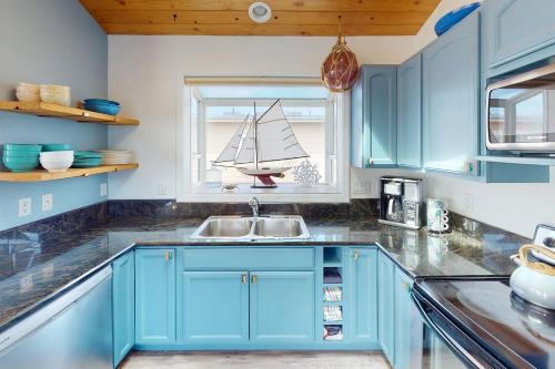 Ocean Front with Spectacular Views! Beach, Please!