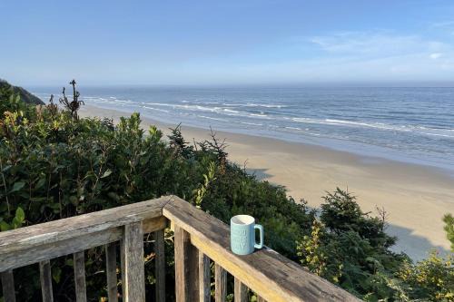 Ocean Front with Spectacular Views! 2 Bedroom, 2 Bath! Seal Rock Cottage!