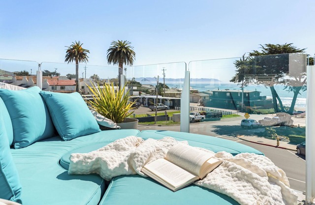 Ocean View Cayucos Bungalow w/Courtyard Lounge, Patio & Beach Access