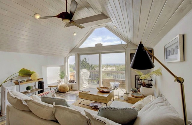 Ocean view cottage right on the beach!