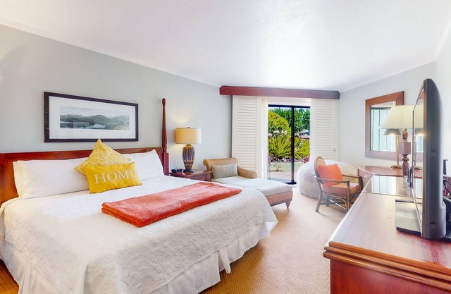 Ocean-view ground-floor condo with amazing resort pools, gym, spas & restaurants