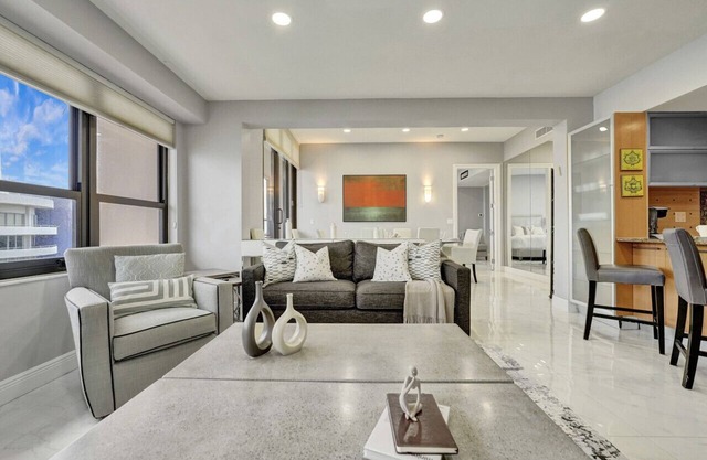 Ocean View Luxury Penthouse 3BR/3BA Beach Service