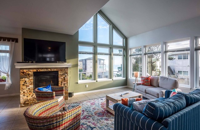 Ocean View, Steps to Sandy Beach! Hot Tub! Dog Friendly!