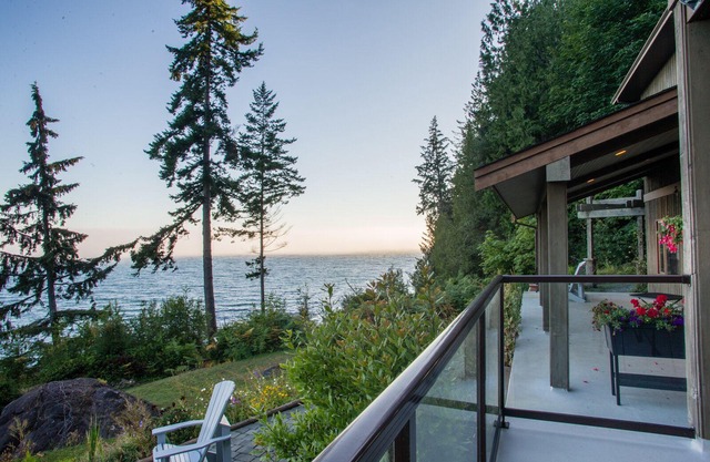 Oceanfront/3bed/3bathn2 adjacent suites/private hottub/stairs to ocean deck