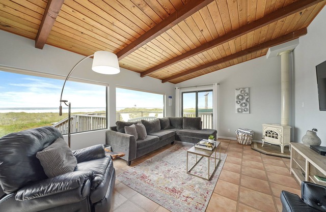 Oceanfront and family friendly home with a hot tub on Nedonna Beachn