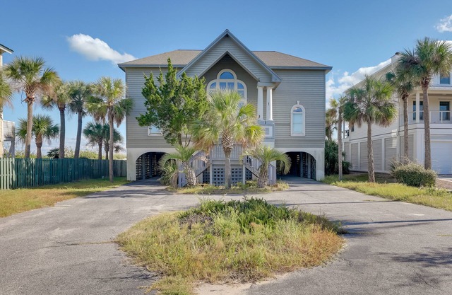 OCEANFRONT/BEACHFRONT- 7 Bedroom House!nOne block from Restaurants and Shops!