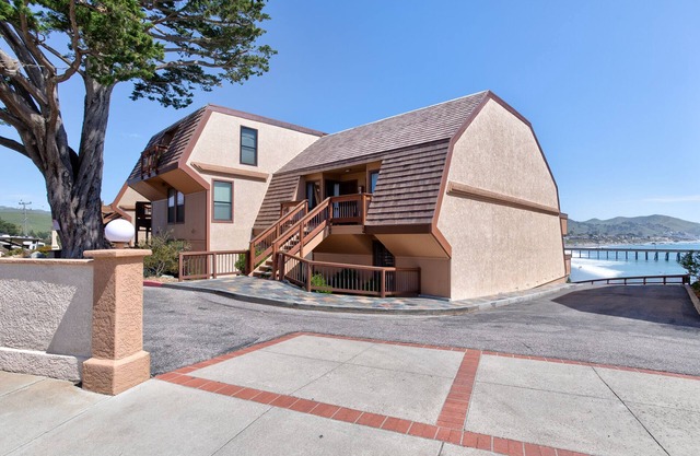 Oceanfront Condo overlooking the Pier