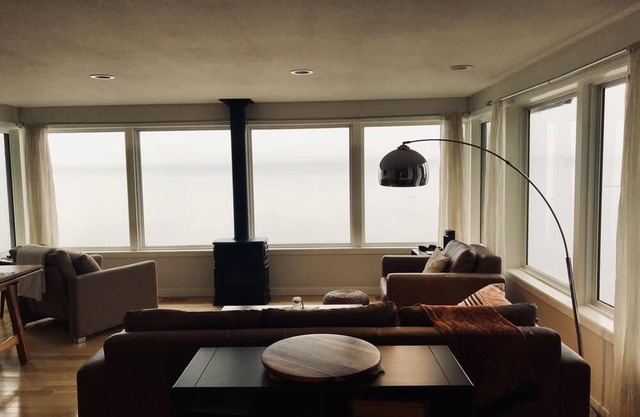 Oceanfront Hideaway Retreat - 40 min from Victoria