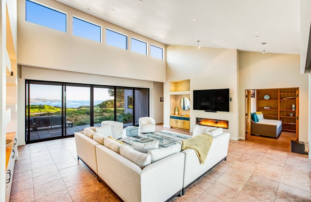 Oceanfront Home with Ocean Views, High-Speed WiFi, Gas Fireplace, & Washer/Dryer