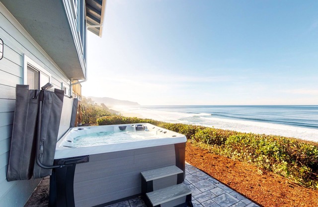 Oceanfront house with Ping-Pong table & private hot tub overlooking the ocean