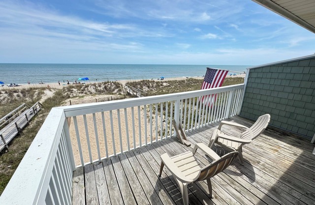 Oceanfront Oasis Private Beach, Stunning Decks & Wet Bar – Carolina Beach