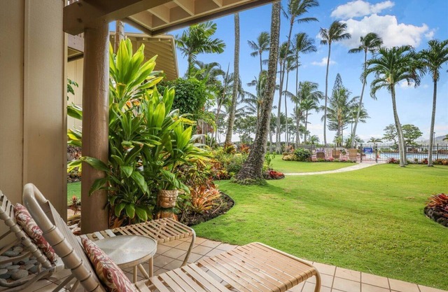 Oceanfront, steps to the sand at Lae Nani