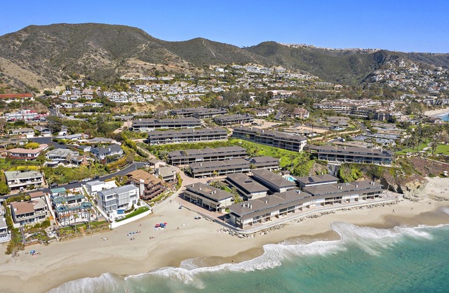 Oceanfront townhome Victoria Beach Walk to the Montage