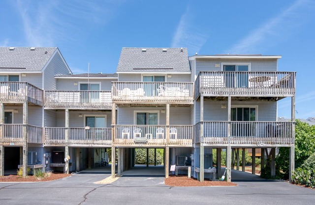 Oceanside condo in Duck with community pool & 2 en suites!