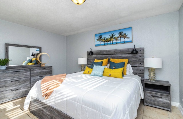 Oceanside~ Walk to the beach,Pool, BBQ, Gym, Games