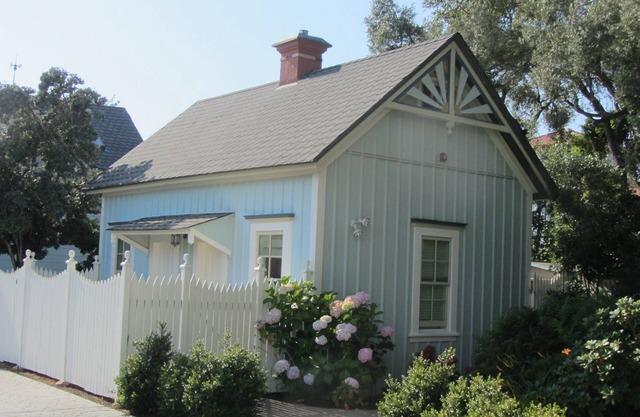 Oceanside Victorian Cottage Located On Scenic West Cliff Drive