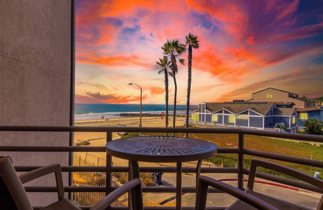 Oceanview 3-bedroom Condo Steps to the water AC/WiFi/Pool/HotTub