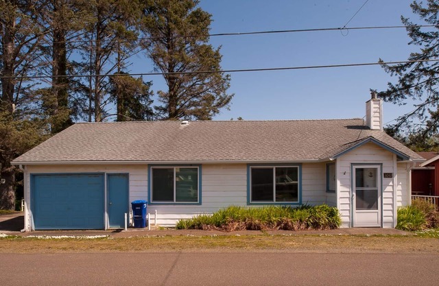 Oceanviews, deck, bbq and easy beach access await at this pet friendly home