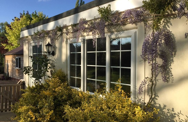 OCTOBER HOUSE HOLIDAY CABIN, pet friendly, with a garden in Damerham