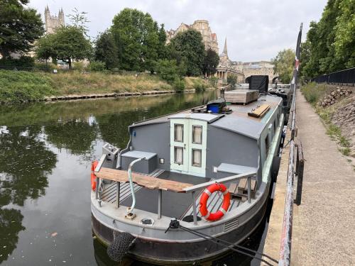 Off-Grid Living on Spacious Widebeam